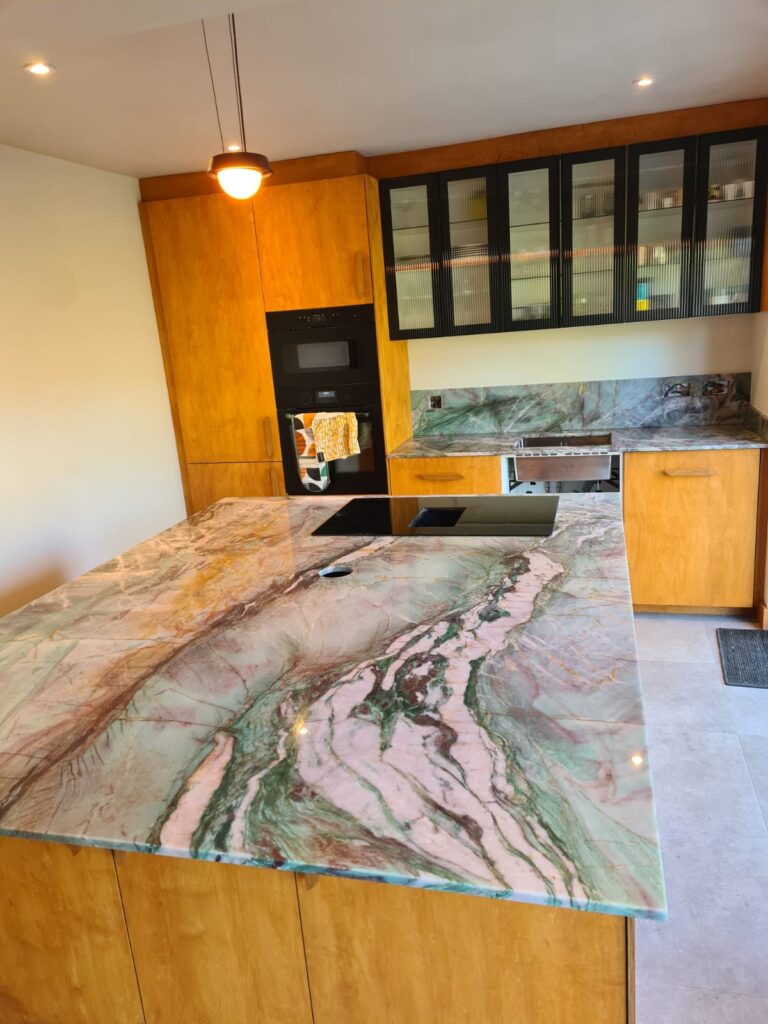 Kitchen project with Quartzite Cristallo Tiffany Green: a masterpiece of natural elegance