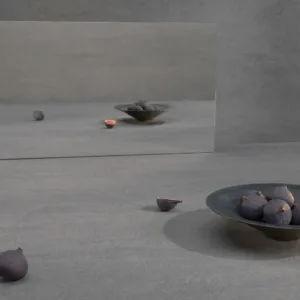 Artistic display with figs on Caesarstone Concrita worktop, highlighting its concrete-like texture.