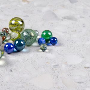 Neolith Retrostone with decorative marbles showcasing its versatility