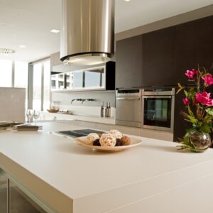 Stylish kitchen featuring Neolith Avorio worktop in a contemporary London home.