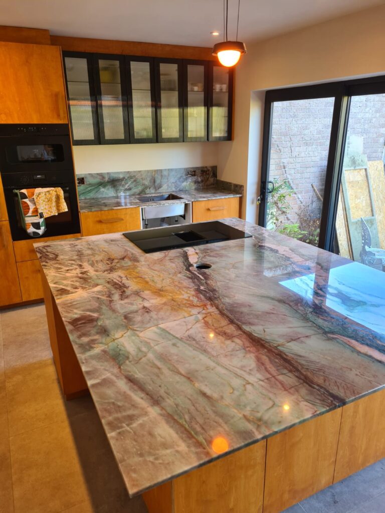 Kitchen project with Quartzite Cristallo Tiffany Green: a masterpiece of natural elegance