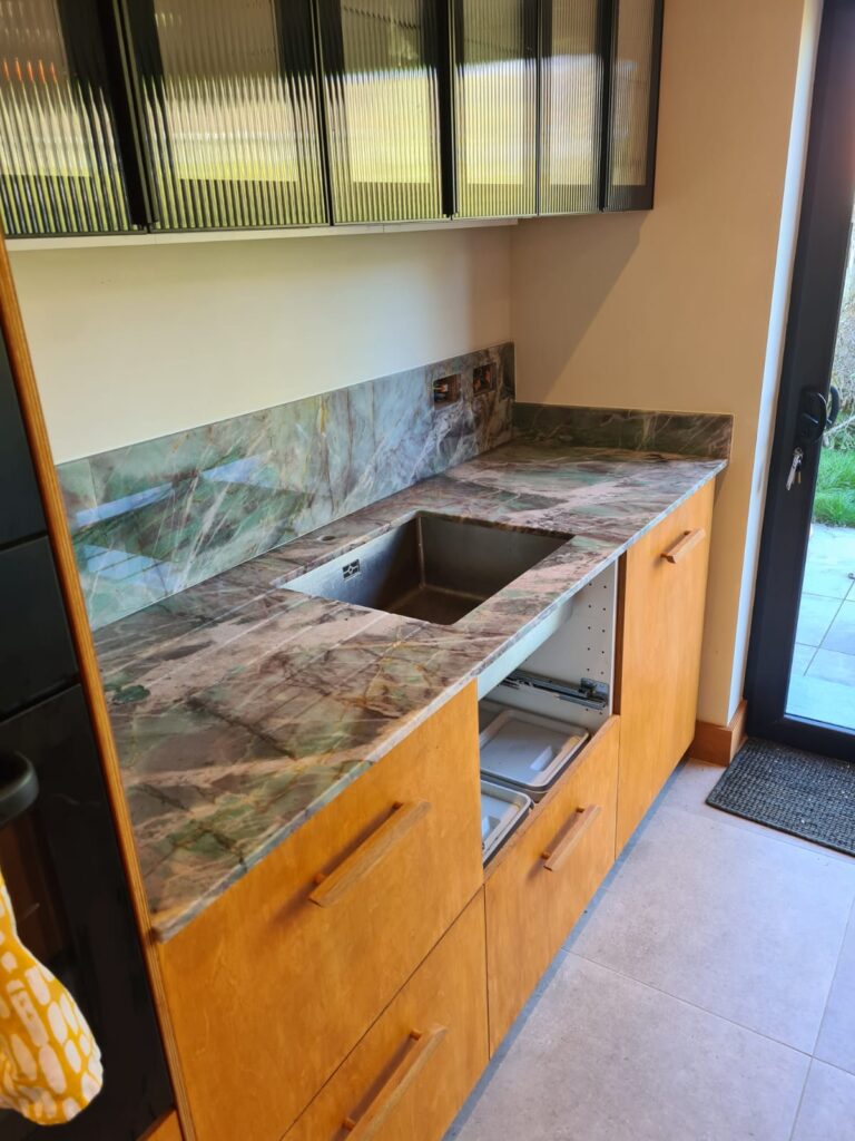 Kitchen project with Quartzite Cristallo Tiffany Green: a masterpiece of natural elegance