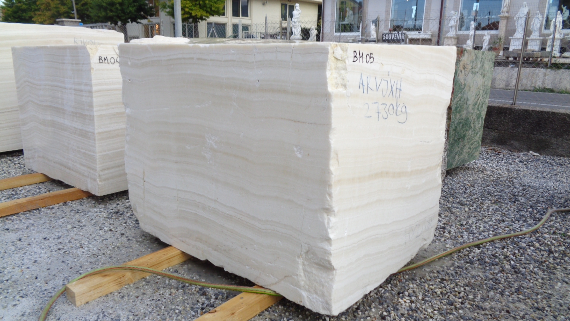From Block to Brilliance: Transforming Ivory Onyx into a Luxury Kitchen Worktop