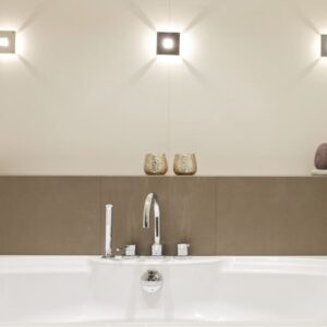 Luxurious bathtub setting with Neolith Avorio porcelain in Surrey