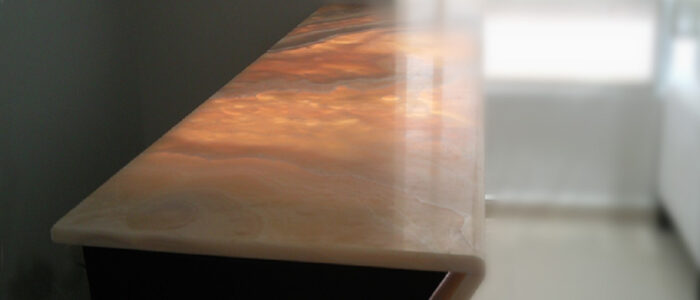 Tiles & Walls Elegant countertop with Rainbow Onyx Cross Cut finish in a UK home