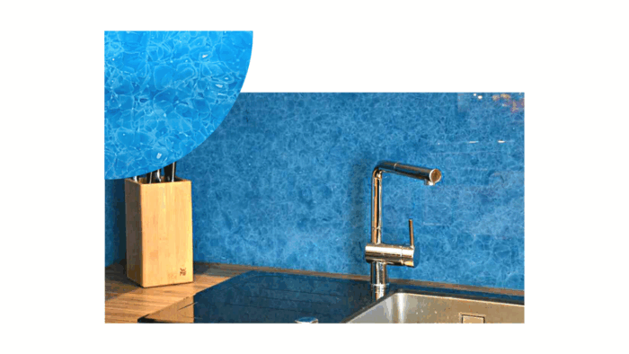 14-f7dbbda0-505c-11ed-854b-31cec2d72756 Kitchen splashback featuring Magna Glaskeramik Ocean Blue glass behind a sink.