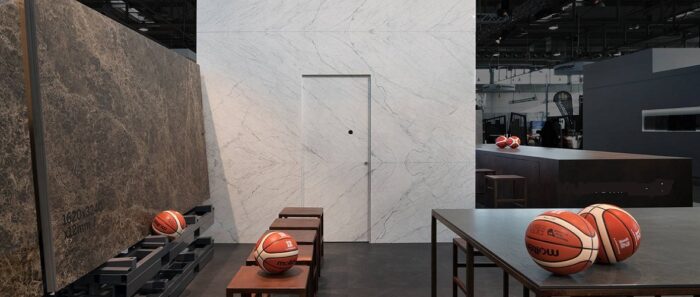 Flooring Laminam Statuarietto surface used in a modern exhibition setting, highlighting versatility.
