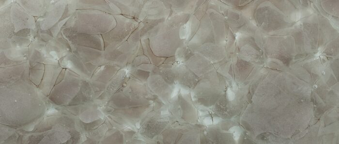 Flooring Close-up of Magna Glaskeramik Light Grey surface showcasing its translucent grey tones.
