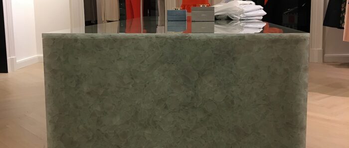 Tiles & Walls Magna Glaskeramik Light Grey kitchen island in a modern setting.
