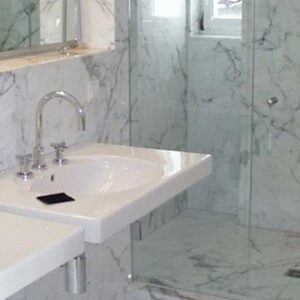 Bathroom featuring Bianco Carrara Venato Marble, highlighting its elegance and versatility.