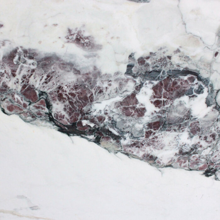 Bianco Fantastico Marble - Worktops Bianco Fantastico Marble with Bordeaux veining, ideal for luxurious interiors in the UK