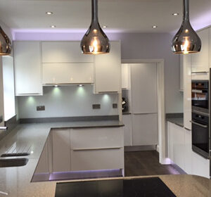 Modern kitchen featuring Classic Quartz Platino Gris surfaces