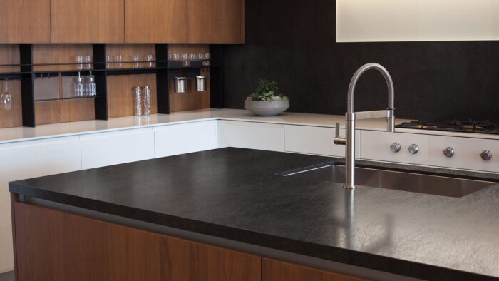 SecondoImportThron_LaminamUsa_Kitchen_15-cf6a8b00-4a3d-11ed-9357-0dc1e03c9bd0 Worktop Ceramics & Porcelain Laminam Liquorice (polished) (fallback-3750)