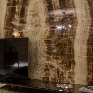 Brown Onyx feature wall in a luxurious living room