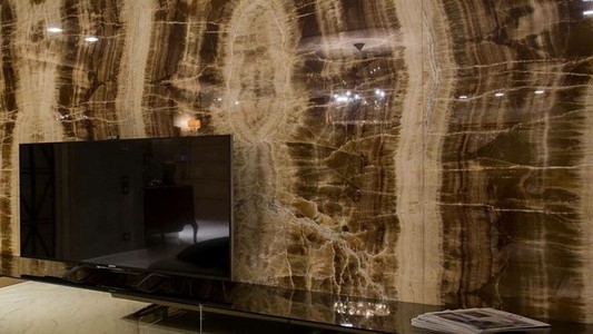 Flooring Brown Onyx feature wall in a luxurious living room