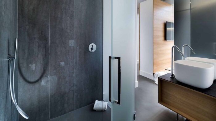 i-naturali-pietra-di-savoia-antracite-laminam-02-b6f8d4c0-4a3b-11ed-affa-013ed69eb10e Stylish bathroom featuring Laminam Pietra Di Savoia Grigia wall tiles