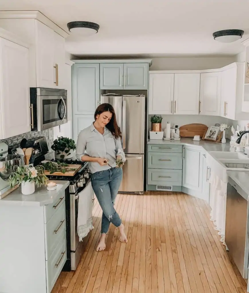 Painting a Kitchen Worktop with Specialist Paint: The Express Way to Refresh Your Kitchen