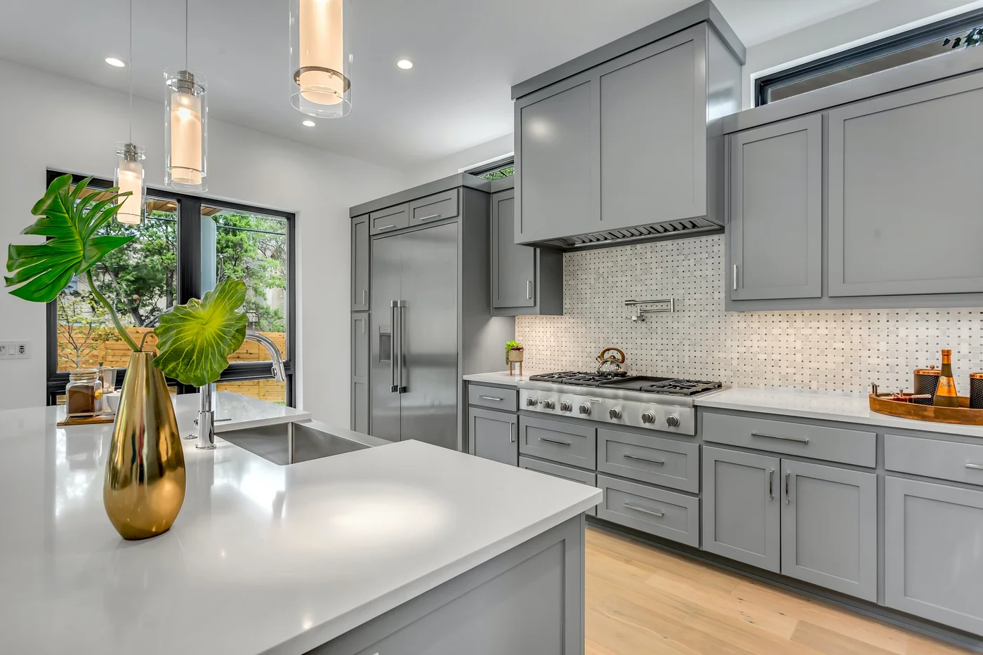 10 Aesthetic Accent Colours for Grey Kitchens