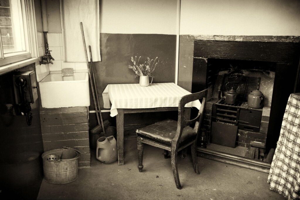 The Evolution of Kitchen Worktops in the United Kingdom: From Early 20th-Century Functionality to Contemporary Luxury